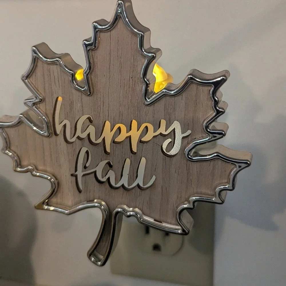 Bath & Body Works Happy Fall Maple Leaf Light-Up Wallflower Plug In Diffuser